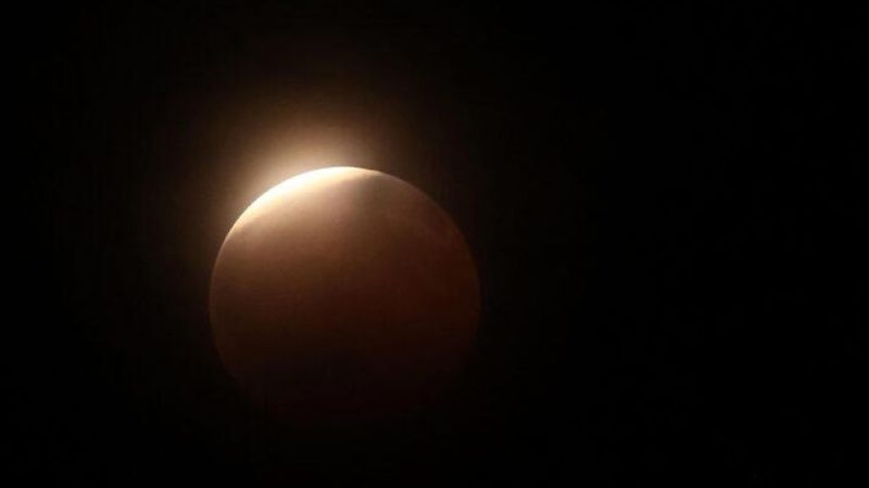Eclipse lunar “quase total” escurece 96,2% da Lua e encanta observadores