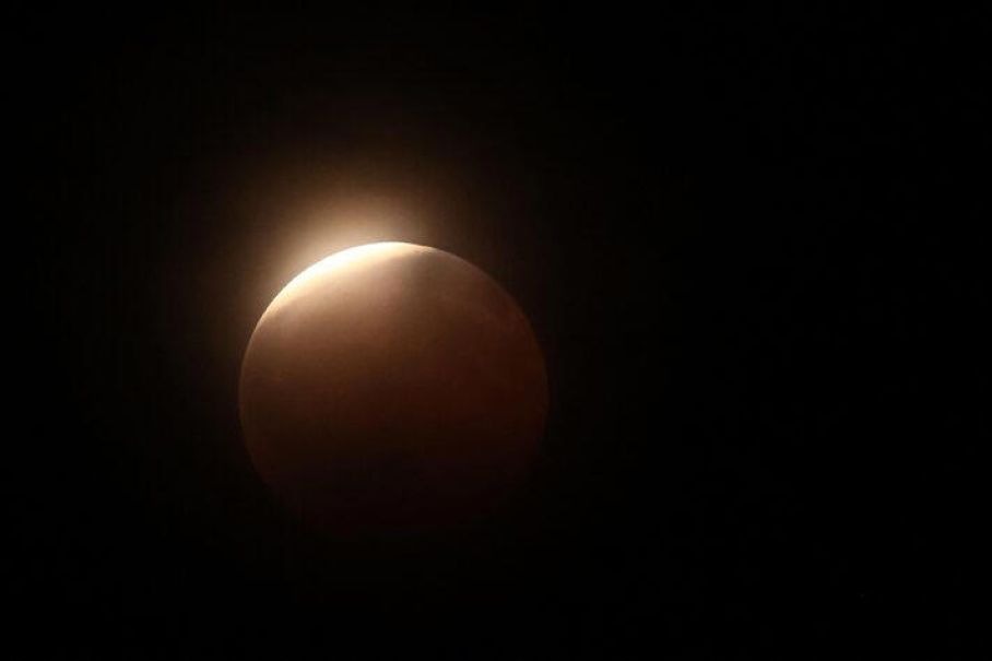 Eclipse-28-08-1-13 Eclipse lunar “quase total” escurece 96,2% da Lua e encanta observadores