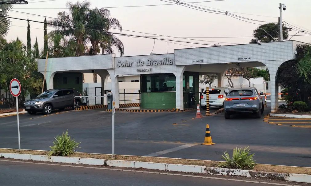 Solar-de-Brasilia Moraes libera visitas de filhos a Bolsonaro, mas mantém Flávio proibido mesmo como advogado