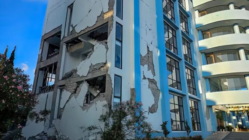 Terremotos simultâneos: Indonésia enfrenta destruição (7,7) e Espanha susto moderado (5,2)